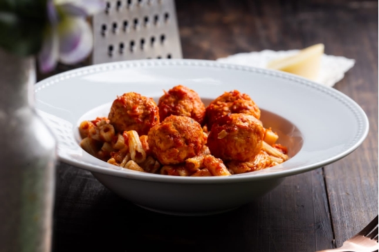 Almôndega de frango [120g] + Penne ao pomodoro [200g] 