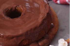 Bolo de Cenoura com Calda de Chocolate