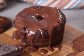 Bolo de Chocolate com Calda de Chocolate