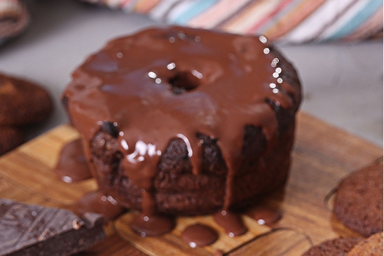 Bolo de Chocolate com Calda de Chocolate